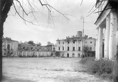 Большой дворец в Павловске. Фотография 1944-го года